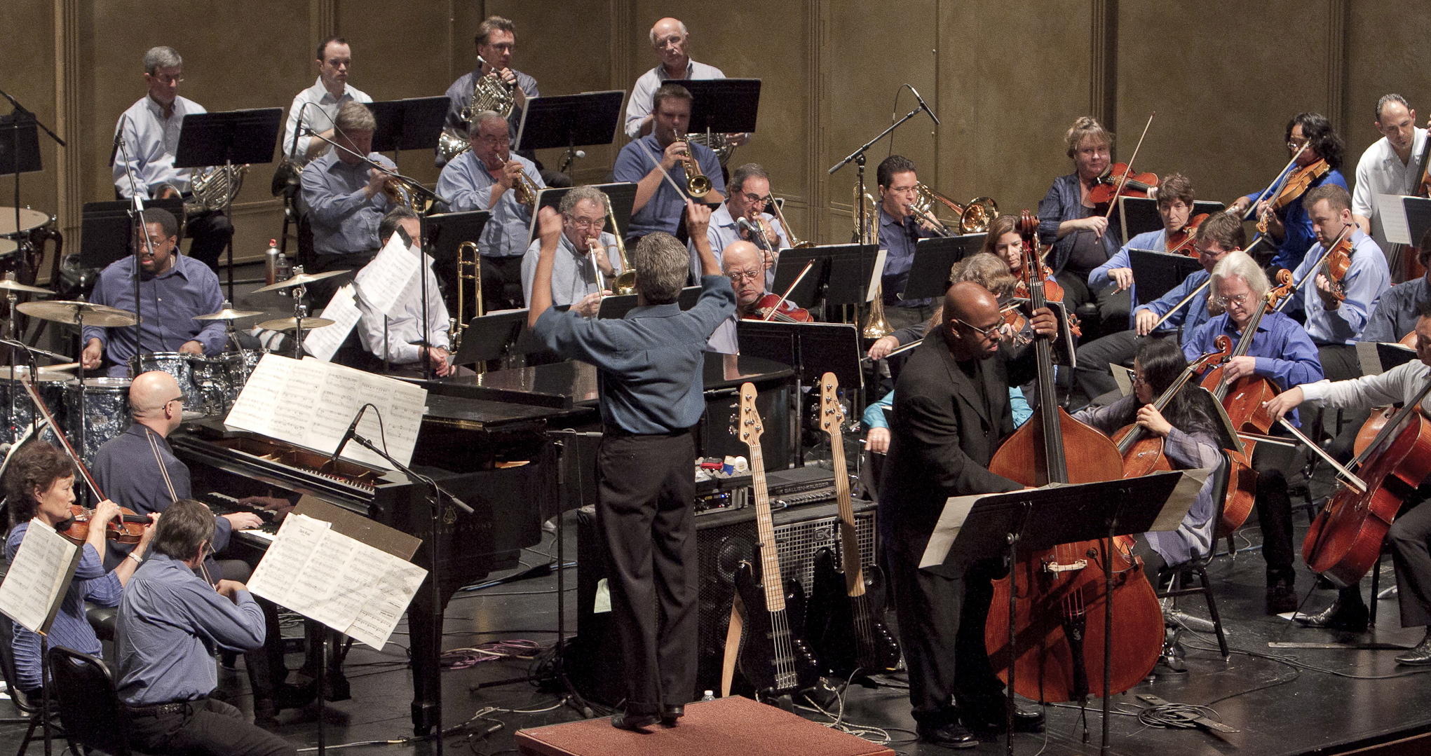 Симфоджаз оркестр. Пол уайтмен и его оркестр. Гершвин с оркестром. Оркестр гершвин. Симфоджаз гершвин.
